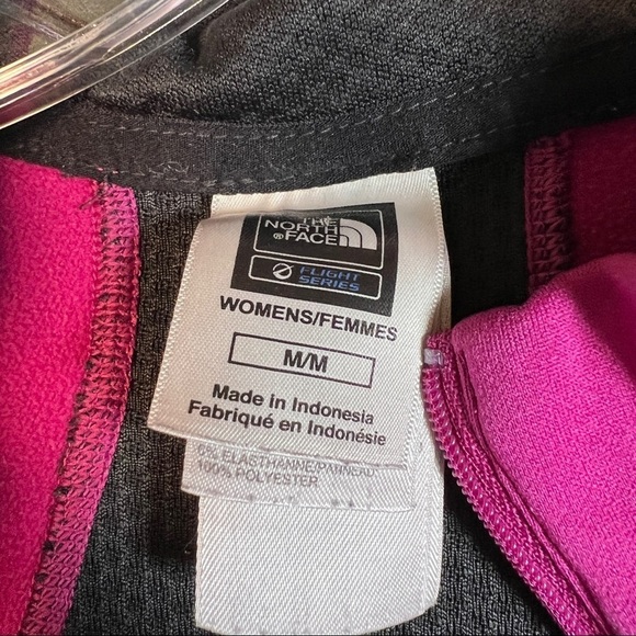 THE NORTH FACE 1/4 zip top with zipper pocket on back. Magenta/black Medium - Picture 8 of 8